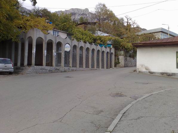 Общий вид здания в Алупке